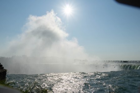 De watervallen zijn 50 meter hoog, de nevel die ervan af komt wel 100 meter