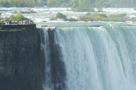 Aan de mensen is de dramatiek van de waterval mooi te zien