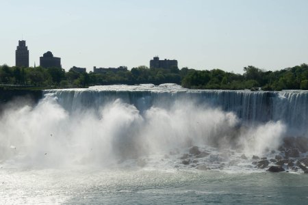 Dit mooie effect komt doordat de waterval op de rotsen eronder klettert