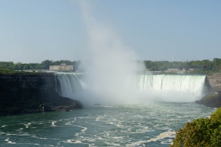 Een meer dan honderd meter hoge nevel pluim komt omhoog vanaf de Horseshoe Falls 