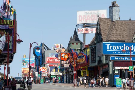 De Canadezen hebben van Niagara Falls een toeristisch dorp gemaakt