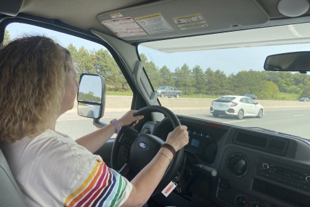 Syl loodst onze joekel van een camper door het verkeer