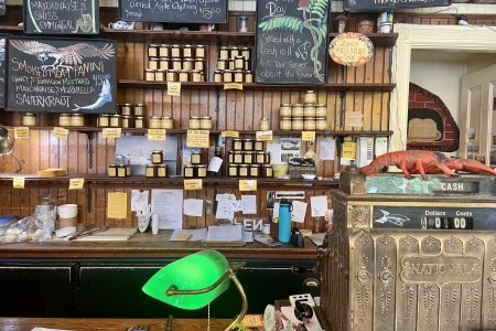 Ergens onderweg drinken we koffie in een authentieke winkel