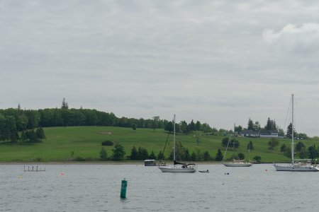 Tegenover Lunenburg ligt een glooiende groene golfbaan