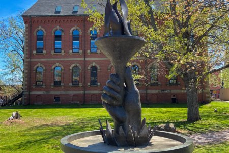 Een vredevuur bij het stadhuis van Charlottetown