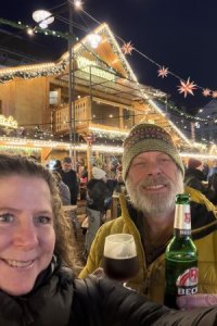 We drinken een drankje op de kerstmarkt