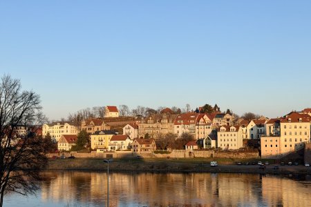 De zon staat mooi op de huizen aan de overkant van de Elbe