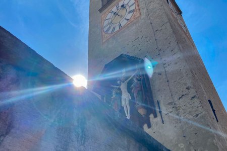 De kerk staat midden in het dorp