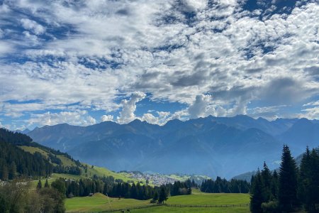 Uitzicht op Serfaus tijdens een wandeling