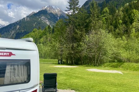 Aangekomen op een zonnige camping in Mittelberg, Oostenrijk