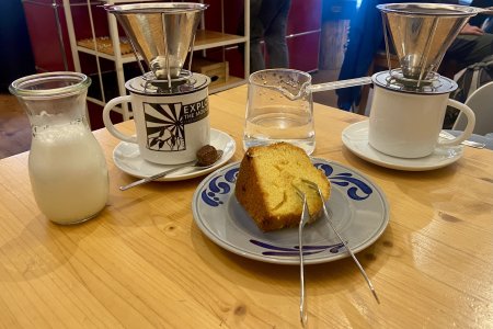Een ouwerwetse filter koffie met gedeelde cake in Oberstdorf
