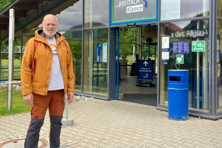 Pat heeft in al z&#039;n kleding stukken oranje, zelfs de rugtas