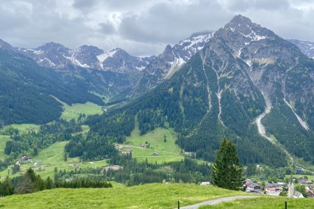 Een mooi blik op het Kleinwalsertal en Allgäuer Alpen