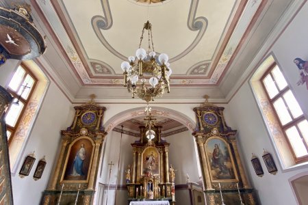 Het keurig onderhouden interieur van het kerkje van Baad