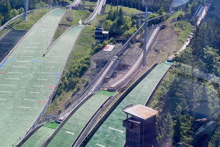 De Skischansen van Oberstdorf, op de rechter zit iemand klaar om te springen 