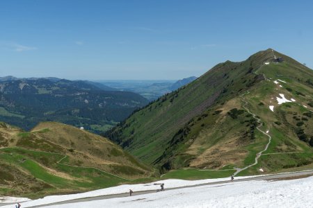 In de verte is goed te zien dat de Alpen vrij plotseling lijken te beginnen