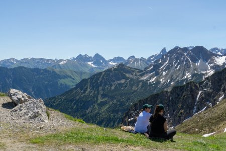 Wandelaars genieten van het uitzicht op een paar 2500 meter pieken