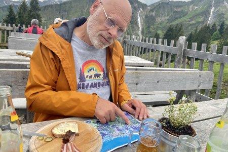 Pat doet iets te bijdehand met een kaart