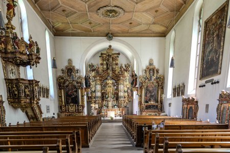 Het interieur van een kerk vlakbij de waterval van Triberg