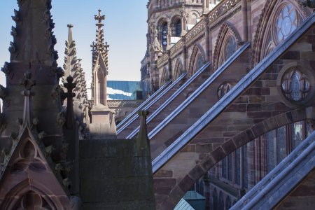 Torentjes en steunberen op grote hoogte op de Notre Dame