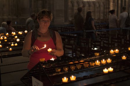 Syl steekt een kaarsje op in de Notre Dame