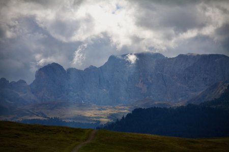 Donkere wolken met een klein gaatje voor de zon op de Seiser Alm