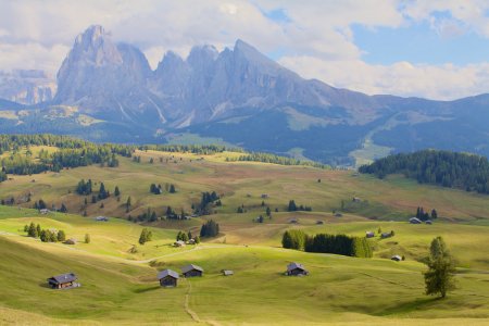 De zon schijnt prachtig op de Seiser Alm en te toppen erachter