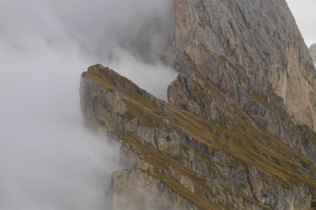 We zien net nog de wolken tegen de pieken aanliggen, machtig mooi