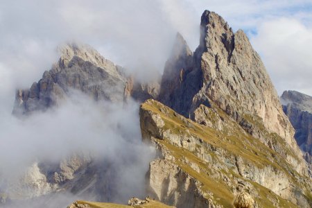 Prachtig zoals de wolken net tegen de steile wand blijven hangen