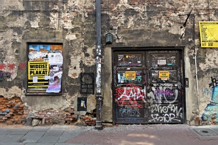 De wijk hangt vol met kunst, soms zijn de gebouwen op zich al kunst