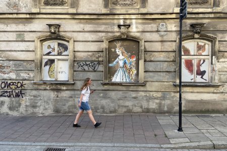 De wijk hangt vol met kunst, soms zijn de gebouwen op zich al kunst