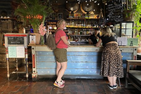 Een drankje bestellen in het oudste cafe van Kazimierz