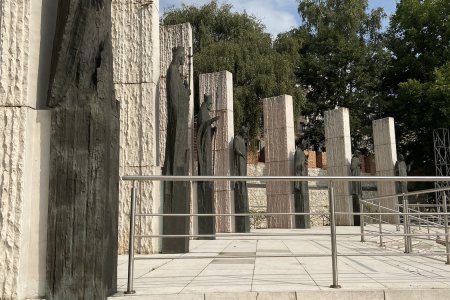 Beelden in een van de tuinen van een enorm groot klooster