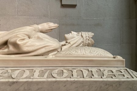 De tombe van koningin Hedwig in de kathedraal van Wawel