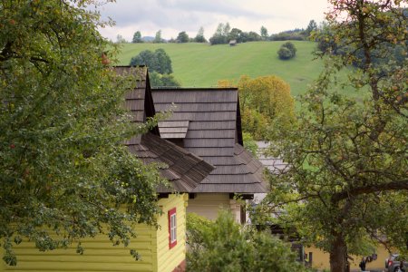 Vlkolínec is te bereiken via een smal berg weggetje en ligt mooi in de heuvels