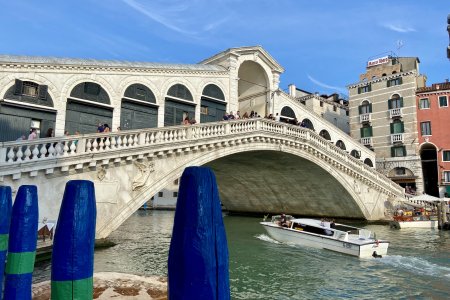 Ponte Rialto, de bekendste brug, het is niet bepaald de mooiste