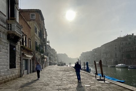 De ochtendzon in het rustige deel van de stad