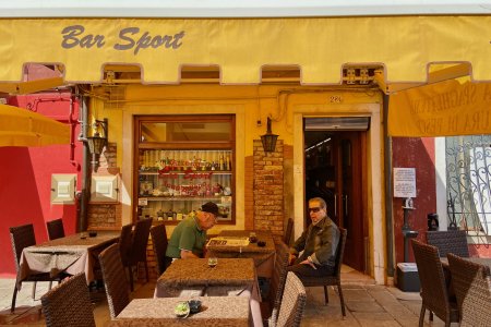 Een heerlijke lunch in de schaduw samen met wat lokale mannetjes