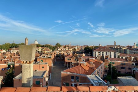 Uitzicht vanaf ons dakterras, met in het midden Campanile di San Marco