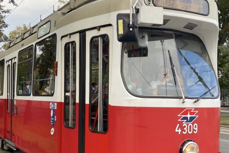 Er rijden nog genoeg van deze geinige ouderwetse trammetjes rond in de stad