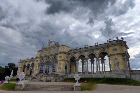 Een Gloriette op een heuvel in de tuin, met uitzicht op het paleis