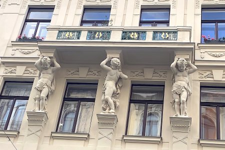 Veel gebouwen hebben mannetjes aan de muur, deze baby figuren zijn wel erg bijzonder