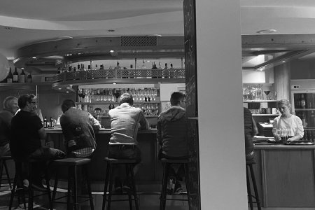 Gasten in de gezellige Tupferl bar