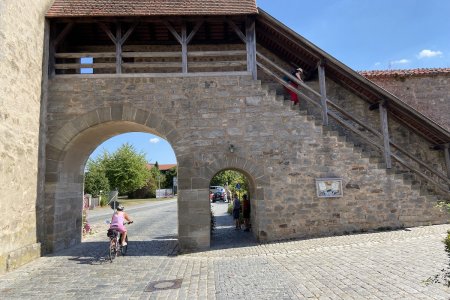 Een stukje stadsmuur in Dinkelbühl is toegankelijk