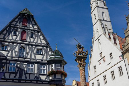 Joris en de draak naast de apotheek en de kerk