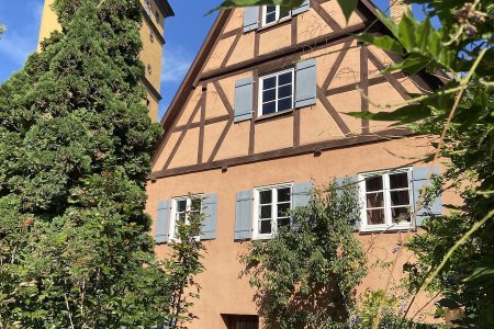 Ons historische huis bevind zich direct naast de Segringer Tor
