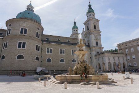 In het compacte centrum staan een paar gigantische kerk gebouwen