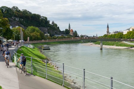 Keurige fiets en wandel paden langs de rivier