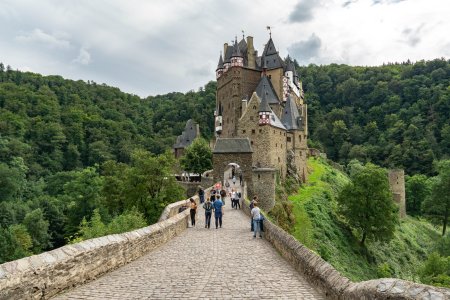 De toegangsweg naar Burg Eltz