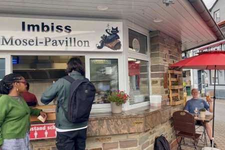 De Imbiss in Zell, waar je nog wat kunt eten met een biertje voor 10 euro